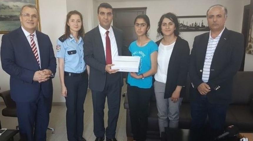 Emniyet M&uuml;d&uuml;r&uuml; &Ccedil;etiner, Teog Birincisini Altınla &Ouml;d&uuml;llendirdi