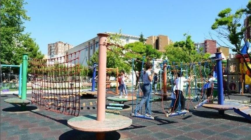 Beylikd&uuml;z&uuml;&rsquo;nde Parklar Rengarenk Ve &Ccedil;ok Eğlenceli