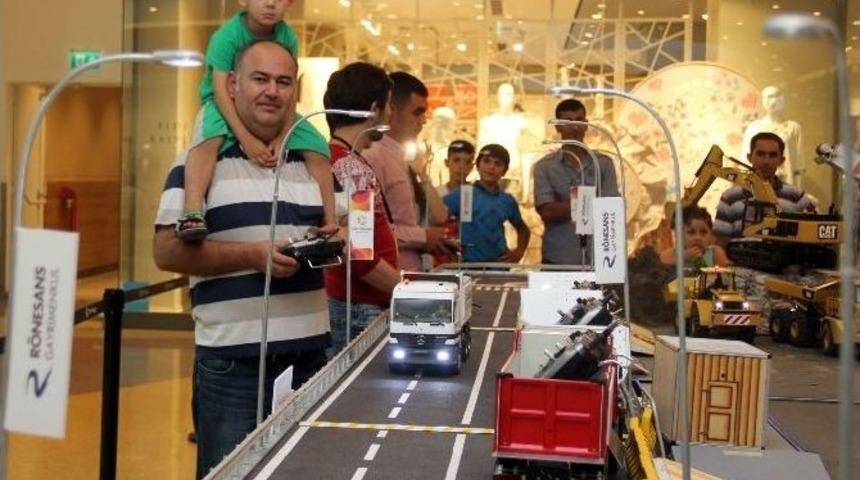 Babalar Dev Oyuncaklarla Çocukluk Yıllarına Döndüler