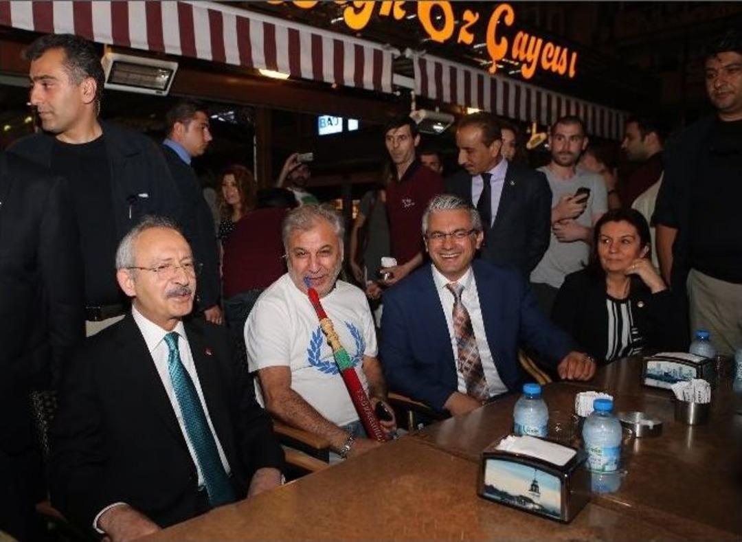 Kılı&ccedil;daroğlu Akşam Kahvesini Karşıyakalılarla İ&ccedil;ti