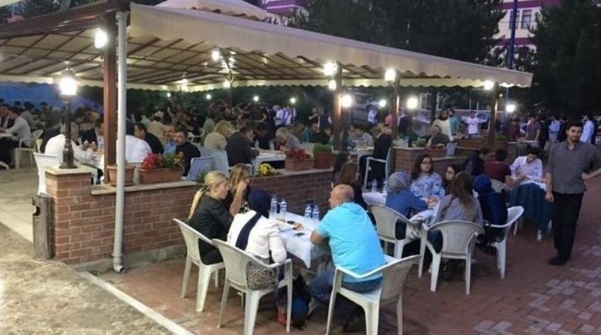 Karab&uuml;k &Uuml;lk&uuml; Ocakları İftar Yemeği D&uuml;zenledi