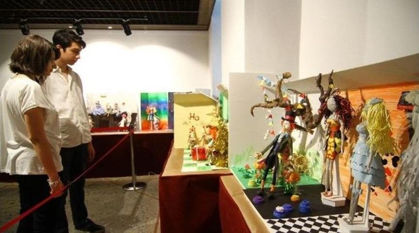 Atık Kağıtlarla, Yazdığı Romanın 3 Boyutlu Kahramanlarını Yapıyor