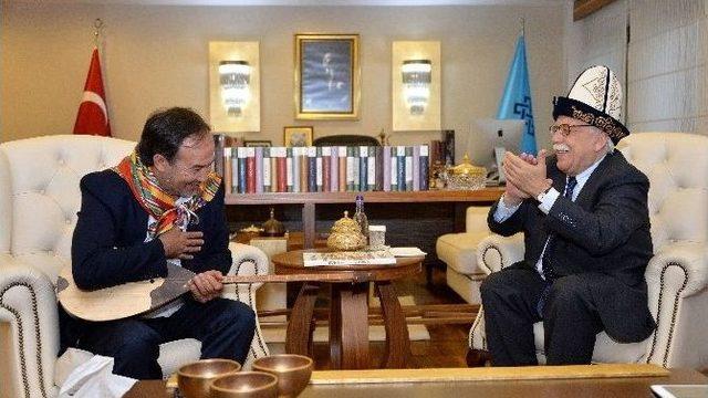 Bestecisi ’dombra’yı Bakan Avcı İçin Çaldı