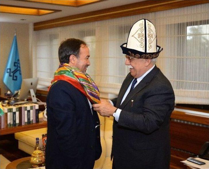 Bestecisi ’dombra’yı Bakan Avcı İçin Çaldı G3