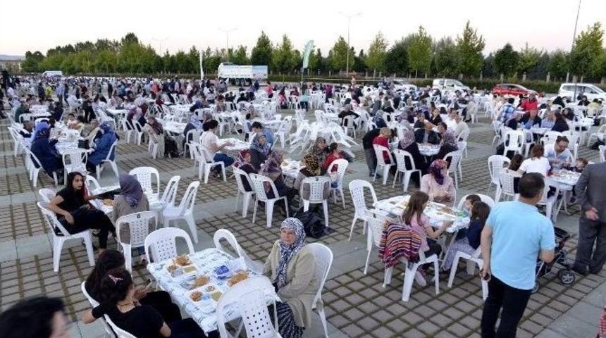 Tepebaşı&rsquo;ndan 4 Noktada İftar