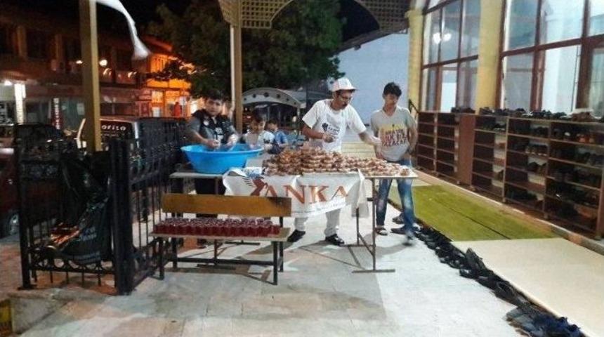 Ak&ccedil;adağ&rsquo;da Vatandaşlara Şerbet İkram Edildi