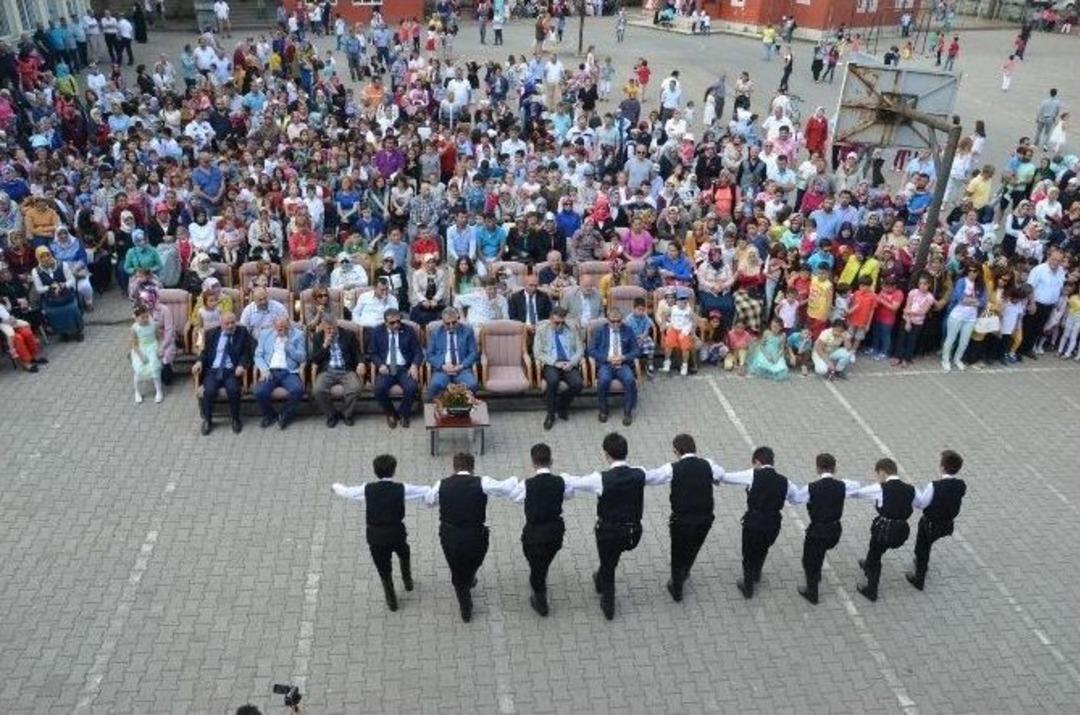 &Ouml;ğrencilerin Karneleri T&ouml;renle Dağıtıldı