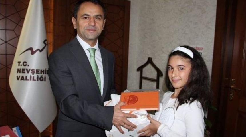 Vali Aktaş Resim Yarışmasında Dereceye Giren &Ouml;ğrencilere &Ouml;d&uuml;llerini Verdi