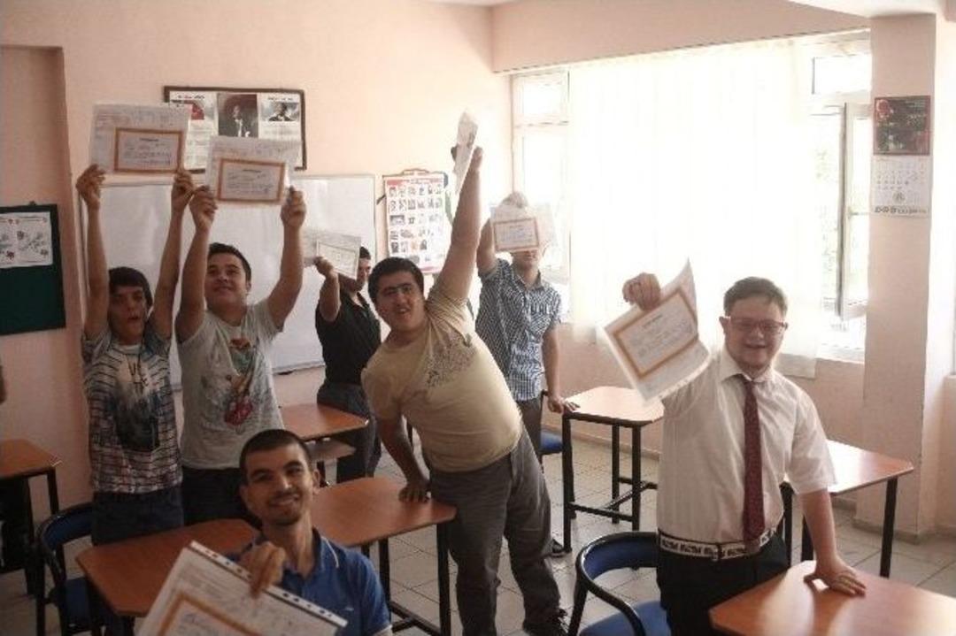 &Ouml;zel &Ouml;ğrencilerin Karne Heyecanı