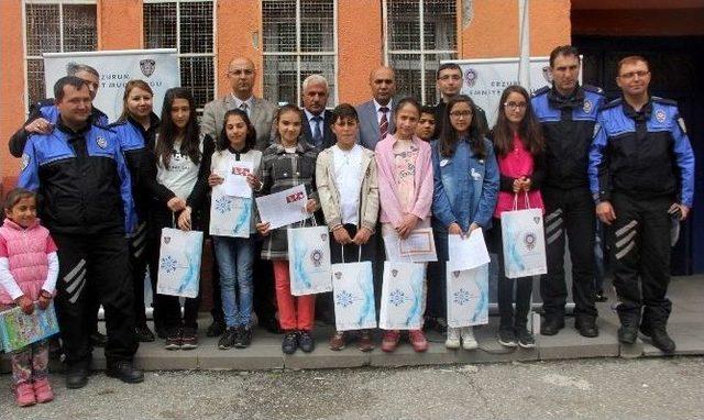 Öğrencilere Karne Hediyesi Polislerden