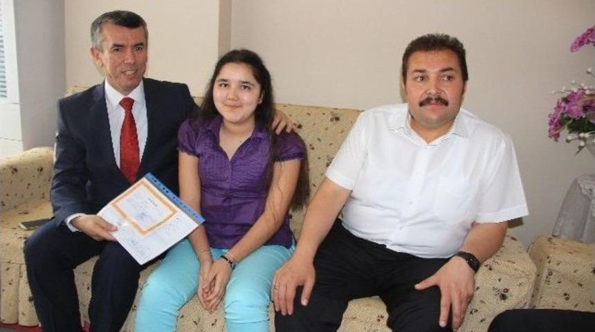 Dönem Birincisi Engelli Kıza Karnesini Kaymakam Götürdü