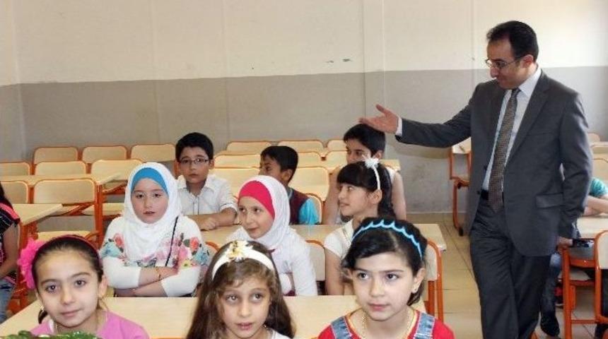 Suriyeli &Ccedil;ocuklar Karnelerini Aldı