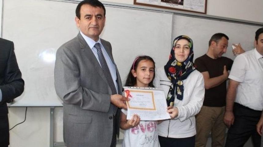 Öğrencilerle Birlikte Veliler De Karne Aldı