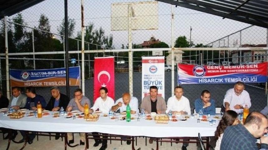 &Ouml;ğretmenler İftar Yemeğinde Bir Araya Geldi