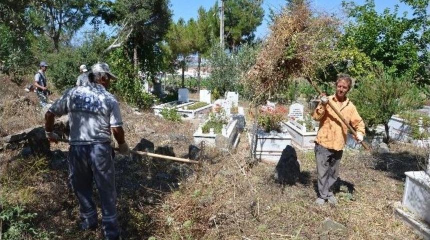Mezarlıklarda Bayram Mesaisi