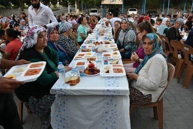 Salihli’de İftar Sofrası Adala Mahallesinde Kuruldu