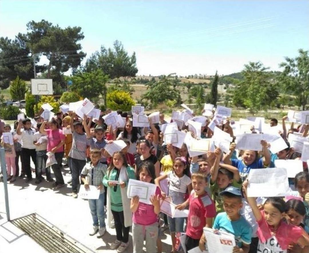 Selendi&rsquo;de &Ouml;ğrencilerin Karne Sevinci