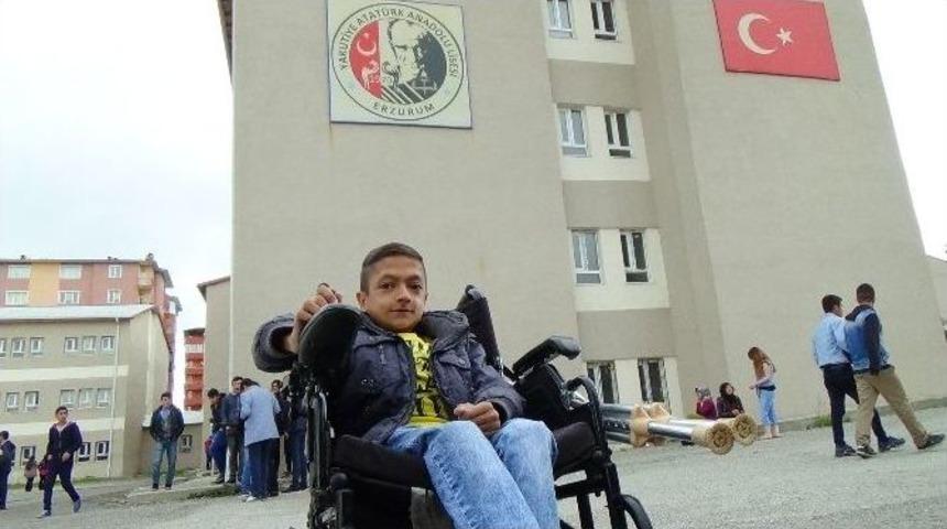 Doğuştan Cam Kemik Hastalığına Yakalanan Afganlı &Ouml;ğrenci Karnesini Aldı