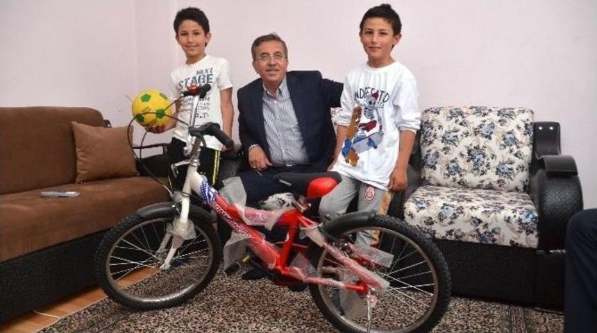 Başkan &Ccedil;etin&rsquo;den S&uuml;nnet Olan &Ccedil;ocuklara Bisiklet