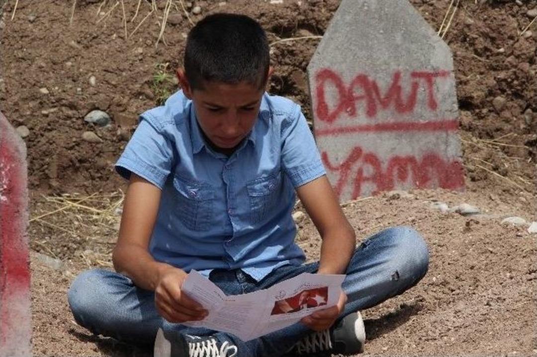 Katliam K&ouml;y&uuml;nde Acı Tablo: Karnesini Alan Mezarlığa Koştu