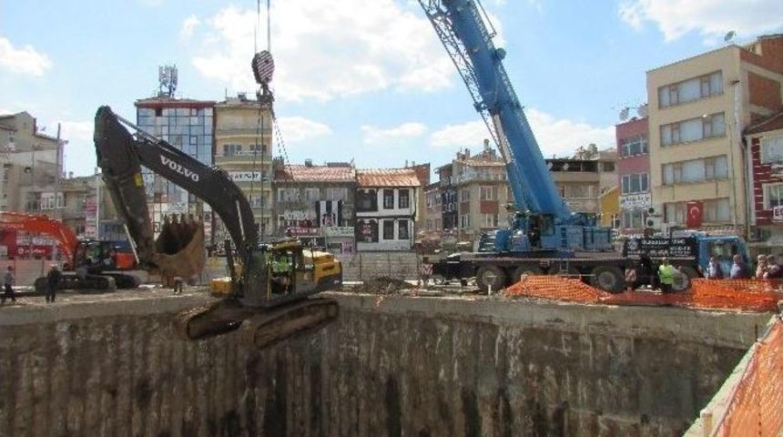 Sandıklı&rsquo;da Kent Meydanı Ve Yeraltı Oto Park İnşaatı Devam Ediyor