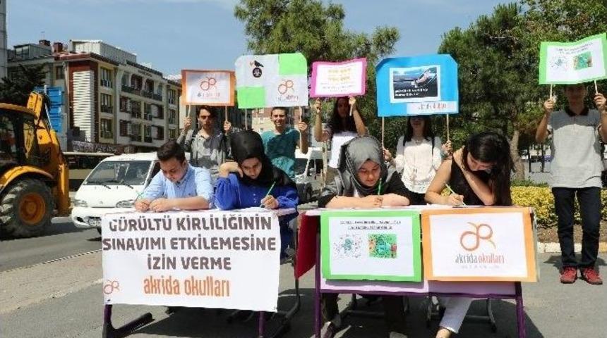 &Ouml;ğrencilerden &rsquo;kornaya Basma&rsquo; Eylemi