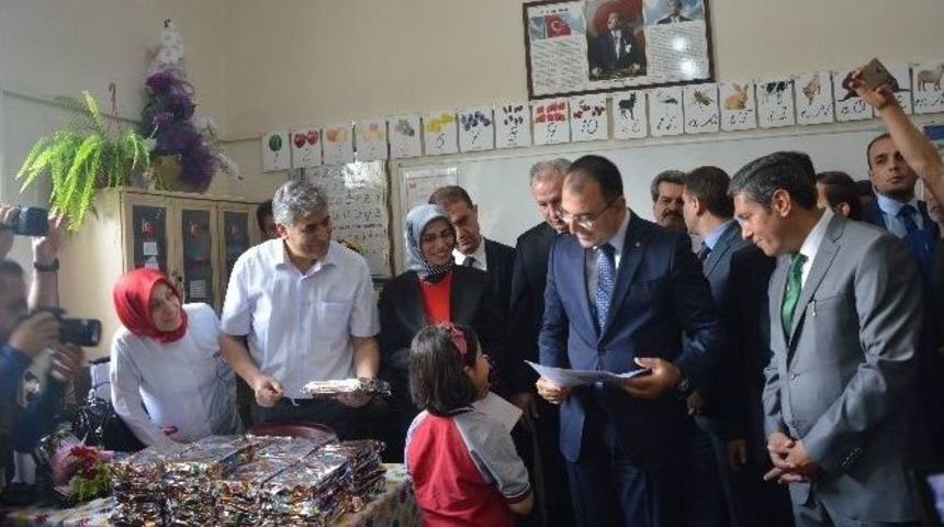 Malatya&rsquo;da 166 Bin 425 &Ouml;ğrenci Karne Heyecanı Yaşadı