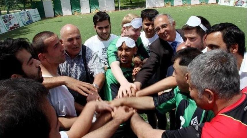 İtalyanlar Karanlık D&uuml;nyada Top Koşturdu