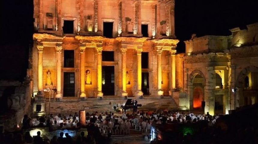 Celcus K&uuml;t&uuml;phanesi&rsquo;nde Sihirli Fl&uuml;t Dinletisi