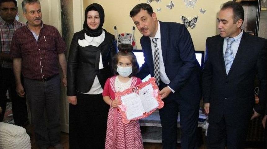 Evde Eğitim G&ouml;ren &Ouml;ğrencinin Karne Sevinci