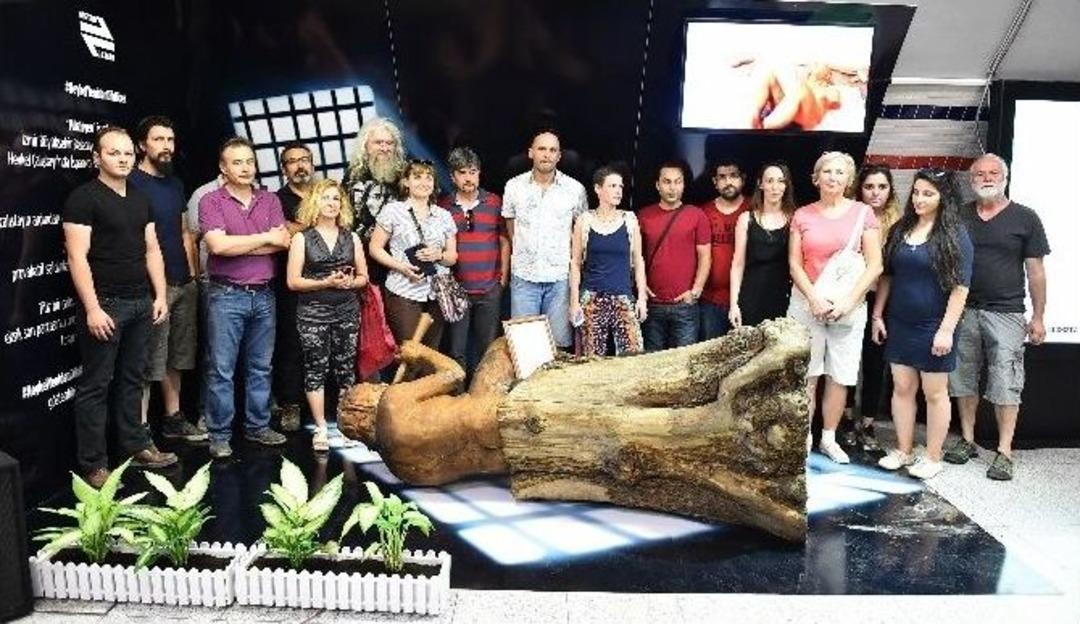 &Ccedil;ok Konuşulan Heykel Eski Yerinde