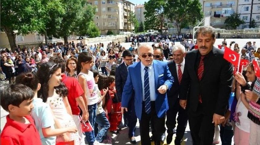 Vali Şent&uuml;rk, Cumhuriyet İlkokulunda Karne Dağıttı