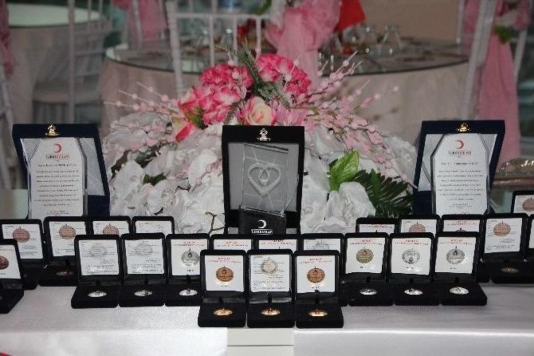 G&ouml;n&uuml;ll&uuml; Kan Bağış&ccedil;ılarına Altın, G&uuml;m&uuml;ş Ve Bronz Madalyaları Verildi