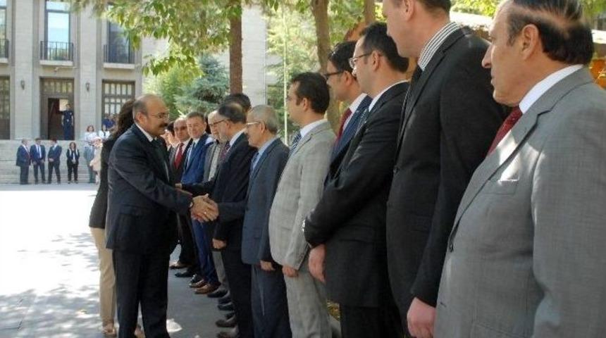 Vali K&uuml;rkl&uuml;, Alkışlarla Uğurlandı