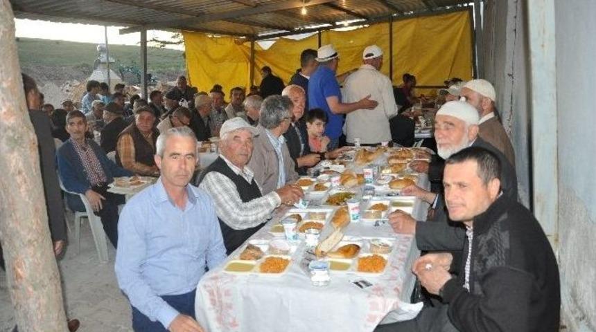 Bu K&ouml;yde Her Akşam Bir Hane Halkı Toplu İftar Yemeği Veriyor