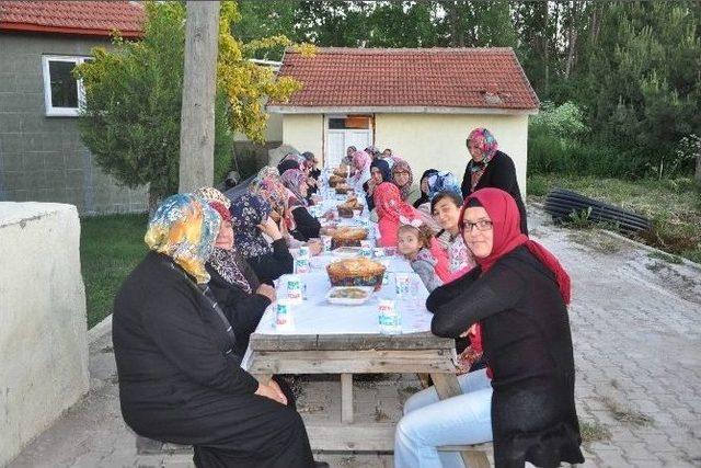 Bu Köyde Her Akşam Bir Hane Halkı Toplu İftar Yemeği Veriyor