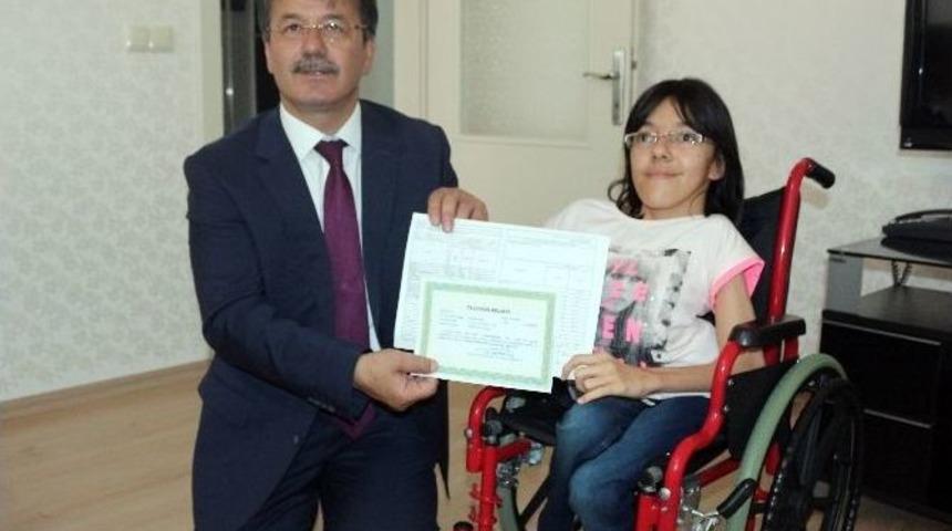 Evde Eğitim Alan Eda Ortaokuldan Mezun Oldu