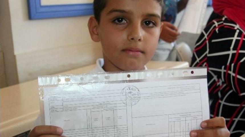 Suriyeli &Ccedil;ocuğun T&uuml;rkiye&rsquo;deki Karne Sevinci