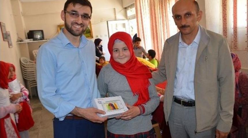 Han&ouml;n&uuml; İmamhatip Ortaokulu &Ouml;ğrencilerine Tablet Hediye Edildi