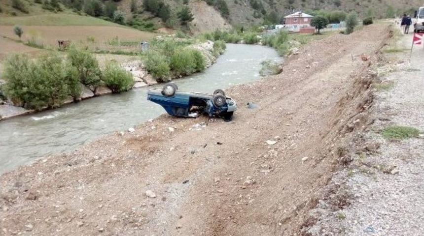 G&uuml;m&uuml;şhane&rsquo;de G&ouml;revden D&ouml;nen Resmi Ara&ccedil; Kaza Yaptı: 2 Yaralı