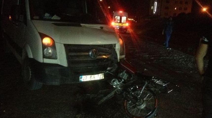 Besni&rsquo;de Minib&uuml;sle Motosiklet &Ccedil;arpıştı