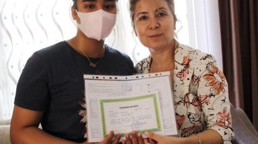 Evde Eğitim Alan L&ouml;semi Elif&rsquo;in Karne Sevinci