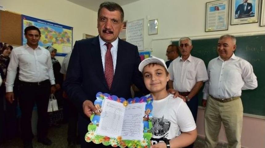 Başkan G&uuml;rkan &Ouml;ğrencilere Karne Dağıttı