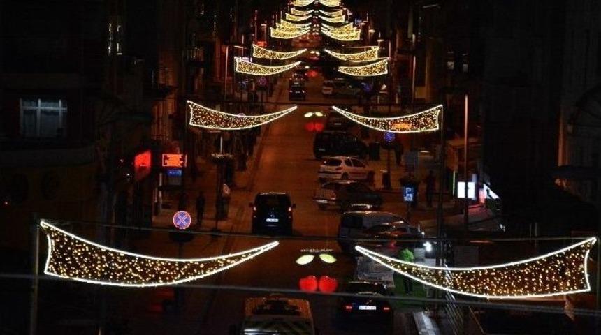 K&ouml;rfez&rsquo;de Caddeleri Işıklandırılıyor