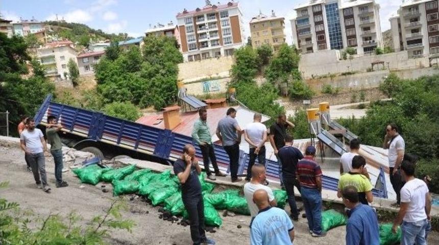 Tunceli&rsquo;de Freni Boşalan Tır, 2 Katlı Evin &Uuml;zerine Devrildi