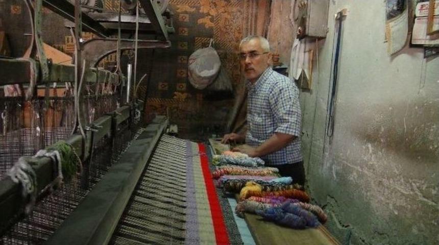 60 Metrekarelik At&ouml;lyede Fabrikalara Direniyor