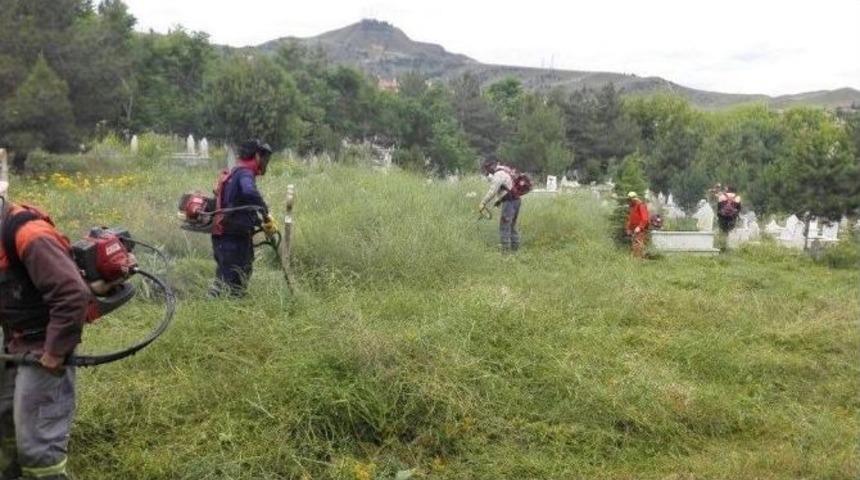 Sungurlu’da Mezarlıklarımız Bayrama Hazırlanıyor