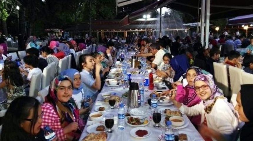 Akkent İmam Hatip Ortaokulu&rsquo;nun &Ouml;ğrencileri İftarda Bir Araya Geldi