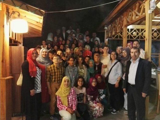 Akkent İmam Hatip Ortaokulu’nun Öğrencileri İftarda Bir Araya Geldi