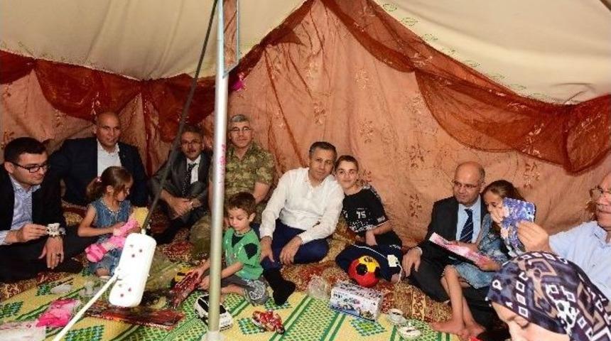 Vali Yerlikaya, Suriye Sınırındaki Karkamış&rsquo;ta İftar Yaptı